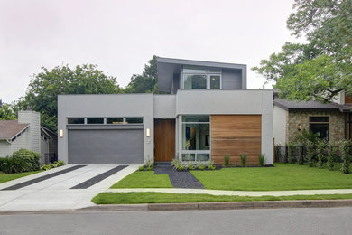 Réalisation d'une façade de maison grise design en stuc de taille moyenne et à un étage avec un toit plat.