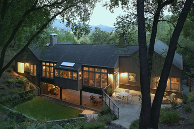 Diseño de fachada de casa marrón contemporánea grande de dos plantas con tejado a dos aguas y tejado de teja de madera