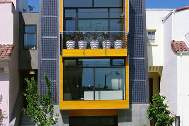 Diseño de fachada gris actual de tres plantas con revestimiento de madera y tejado plano