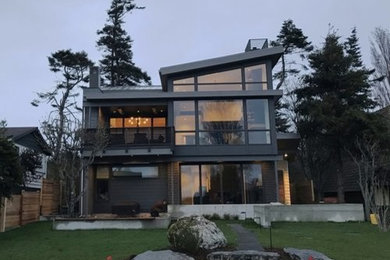 Diseño de fachada de casa contemporánea de dos plantas con tejado de metal