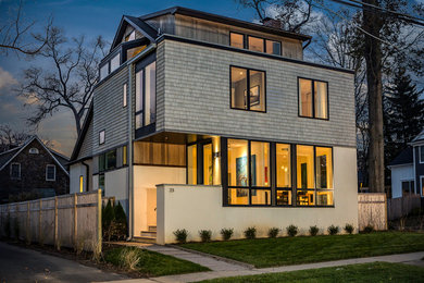 Diseño de fachada de casa gris de estilo americano de tres plantas con revestimiento de madera
