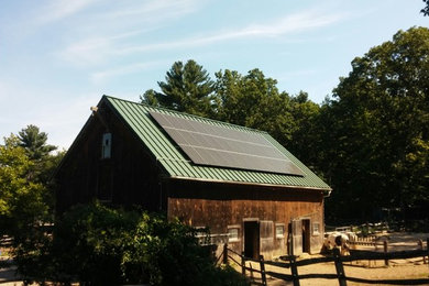 Diseño de fachada marrón de estilo de casa de campo grande de dos plantas con revestimiento de madera y tejado a dos aguas