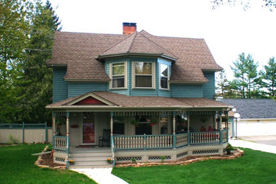 Exemple d'une façade de maison chic avec un toit à quatre pans.