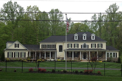 ワシントンD.C.にある高級なトラディショナルスタイルのおしゃれな大きな家の写真