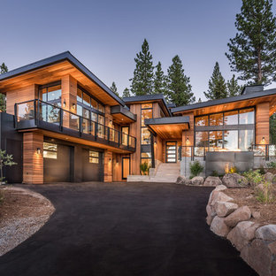 Diseño de fachada de casa marrón, contemporánea, de dos plantas, con revestimiento de madera y tejado de un solo tendido