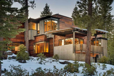 Свежая идея для дизайна: большой, двухэтажный, деревянный, коричневый частный загородный дом в стиле модернизм с плоской крышей и крышей из гибкой черепицы - отличное фото интерьера