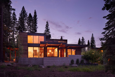 Foto de fachada de casa marrón contemporánea de tamaño medio de dos plantas con revestimientos combinados y tejado plano