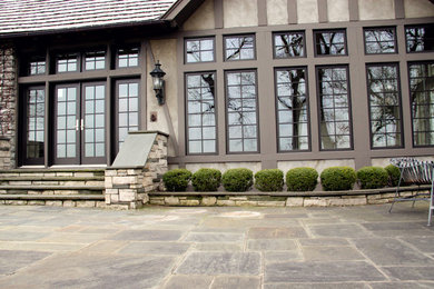 Foto de fachada beige tradicional de tamaño medio con revestimiento de estuco