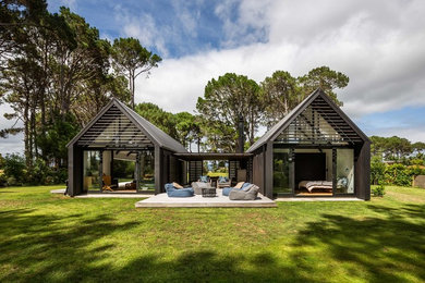 Einstöckiges Modernes Einfamilienhaus mit schwarzer Fassadenfarbe, Satteldach und Blechdach in Auckland