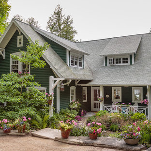 Großes, Zweistöckiges, Grünes Shabby-Style Einfamilienhaus mit Holzfassade, Satteldach und Schindeldach in Milwaukee