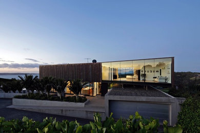 Large modern split-level metal exterior home idea in Auckland