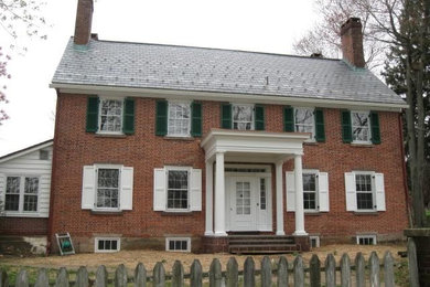 Zweistöckiges Klassisches Haus mit Backsteinfassade und roter Fassadenfarbe in Philadelphia