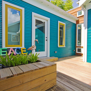 Foto de fachada de casa azul, de estilo americano, de tamaño medio, de una planta, con revestimiento de madera, tejado a dos aguas y tejado de teja de madera