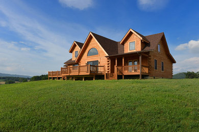 Diseño de fachada marrón rústica de tamaño medio de dos plantas con revestimiento de madera y tejado a cuatro aguas