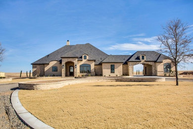 Mittelgroßes, Zweistöckiges Klassisches Einfamilienhaus mit Mix-Fassade, beiger Fassadenfarbe, Walmdach und Schindeldach in Austin