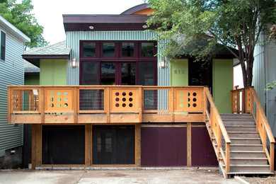 Diseño de fachada de casa multicolor actual de tamaño medio de dos plantas con revestimientos combinados