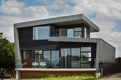 Diseño de fachada gris actual de dos plantas con revestimiento de metal