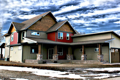 Imagen de fachada de casa multicolor rústica extra grande de dos plantas con revestimientos combinados, tejado a dos aguas y tejado de teja de barro