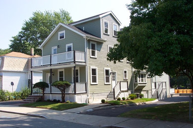 Modelo de fachada de casa gris tradicional de tamaño medio de dos plantas con revestimiento de madera
