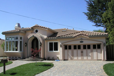 サンフランシスコにある地中海スタイルのおしゃれな家の外観の写真