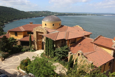 オースティンにある地中海スタイルのおしゃれな家の外観の写真