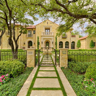 Mediterranes Haus mit Steinfassade in Dallas
