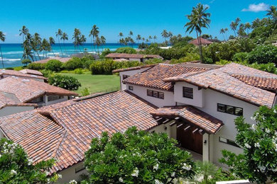 ハワイにある地中海スタイルのおしゃれな家の外観の写真