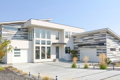 Diseño de fachada de casa blanca actual de dos plantas con tejado de un solo tendido