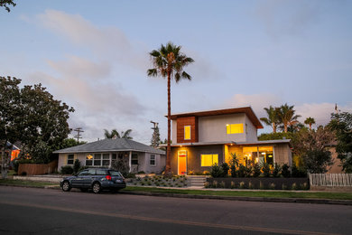 サンディエゴにあるミッドセンチュリースタイルのおしゃれな家の外観の写真