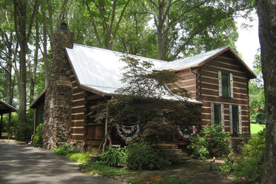 Diseño de fachada de casa marrón rústica de tamaño medio de dos plantas con tejado a dos aguas y tejado de metal