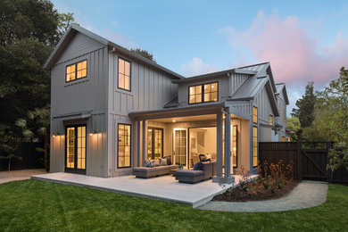 Zweistöckiges, Großes Country Haus mit grauer Fassadenfarbe, Satteldach, Blechdach und Wandpaneelen in San Francisco