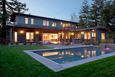 Идея дизайна: большой, двухэтажный, серый частный загородный дом в классическом стиле с комбинированной облицовкой