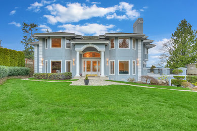 シアトルにある地中海スタイルのおしゃれな家の外観の写真
