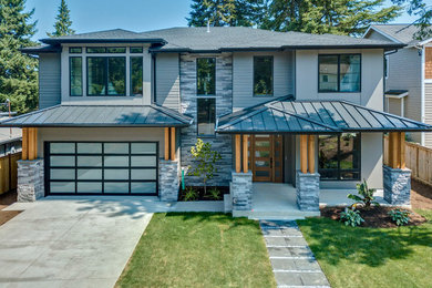Стильный дизайн: большой, двухэтажный, серый частный загородный дом в современном стиле с вальмовой крышей и крышей из смешанных материалов - последний тренд