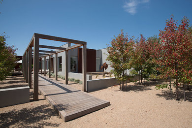 Großes, Einstöckiges Modernes Einfamilienhaus mit Betonfassade, grauer Fassadenfarbe und Flachdach in Melbourne