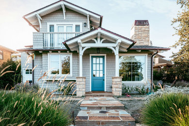 Mittelgroßes, Zweistöckiges Uriges Haus mit grauer Fassadenfarbe und Schindeldach in Santa Barbara