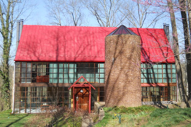 Diseño de fachada de casa roja clásica renovada grande de dos plantas con revestimiento de vidrio, tejado de un solo tendido y tejado de metal