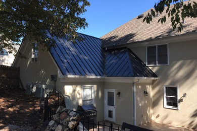 アトランタにあるお手頃価格の中くらいなトラディショナルスタイルのおしゃれな家の外観 (漆喰サイディング、混合材屋根) の写真