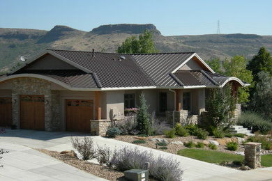 Diseño de fachada de casa beige rústica de una planta con revestimientos combinados, tejado a doble faldón y tejado de metal