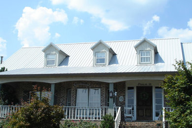 Exemple d'une façade de maison blanche en brique de plain-pied.