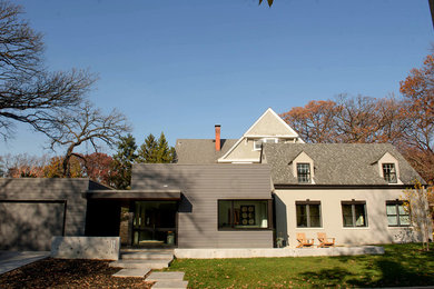 Источник вдохновения для домашнего уюта: одноэтажный, серый частный загородный дом среднего размера в современном стиле с комбинированной облицовкой и крышей из гибкой черепицы