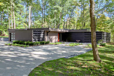 Mid-sized mid-century modern brown one-story wood exterior home idea in Indianapolis with a mixed material roof