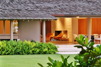Design ideas for a midcentury bungalow house exterior in Hawaii.