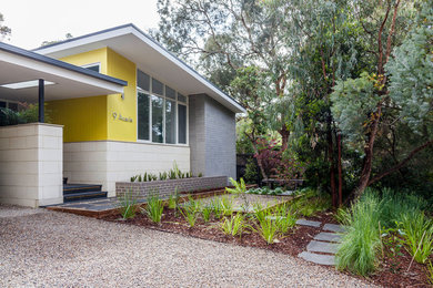 Diseño de fachada de casa retro de tamaño medio de dos plantas con revestimientos combinados