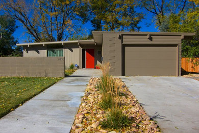 Cette photo montre une petite façade de maison marron rétro de plain-pied avec un revêtement mixte et un toit en appentis.