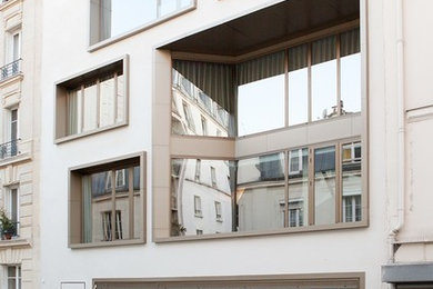 Mittelgroßes, Dreistöckiges Industrial Wohnung mit Putzfassade, weißer Fassadenfarbe und Flachdach in New York