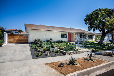 This is an example of a midcentury house exterior in Orange County.