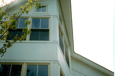 Foto de fachada blanca moderna extra grande de tres plantas con revestimiento de madera y tejado a dos aguas