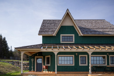 Пример оригинального дизайна: большой, двухэтажный, деревянный, зеленый дом в стиле кантри с двускатной крышей