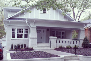 Exempel på ett amerikanskt vitt hus, med två våningar och tegel